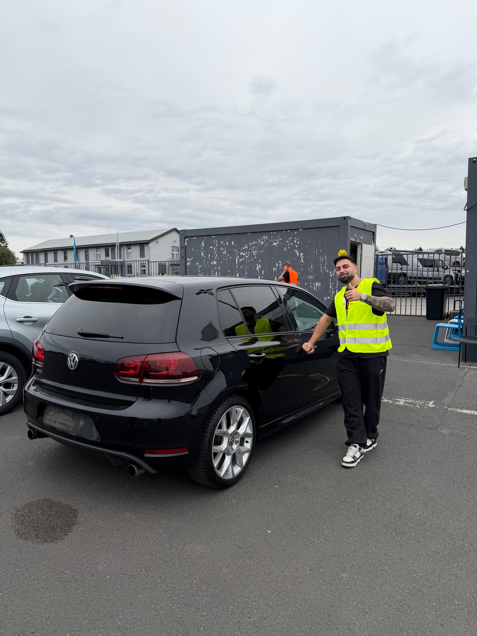 Volkswagen Golf negro recogido en Alemania para FJ Motors